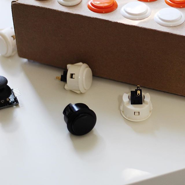 Start creating beats in as little as 30 minutes!⁣⠀
⁣⠀
.⁣⠀
.⁣⠀
.⁣⠀
#diyelectronics #fingerdrumming #stemtoys #beatmaker #makerfaire #createanywhere